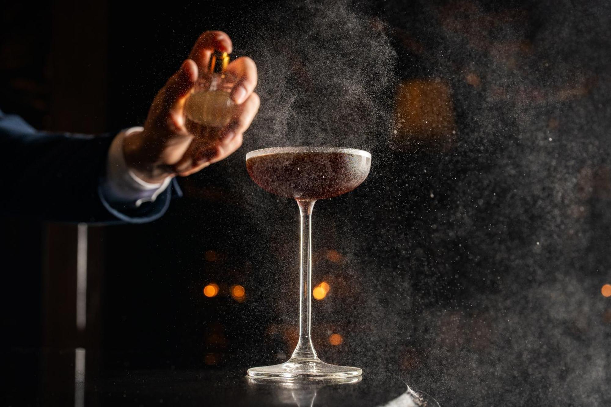 Rosewood Sao Paulo Hotell Eksteriør bilde A bartender dusting a cocktail with ground nutmeg